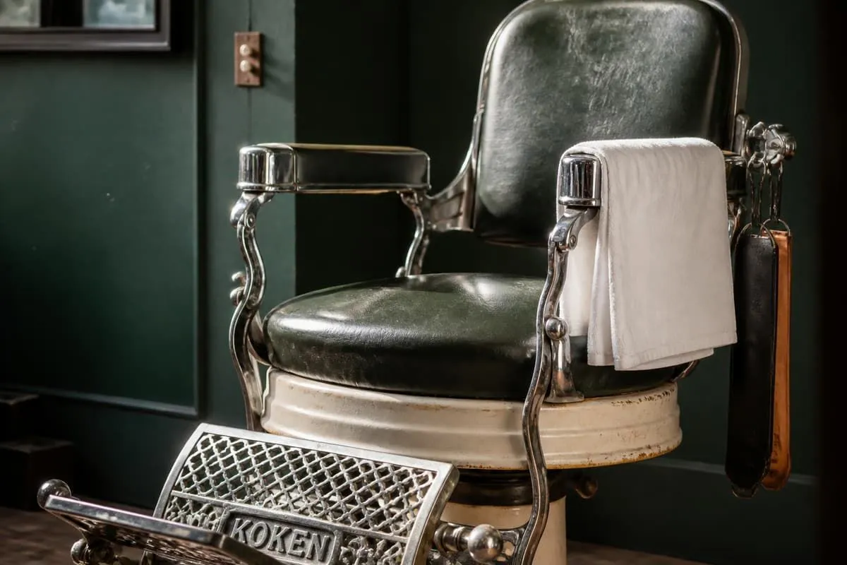 Fauteuil de barbier en cuir et serviette chaude au Studio Faf