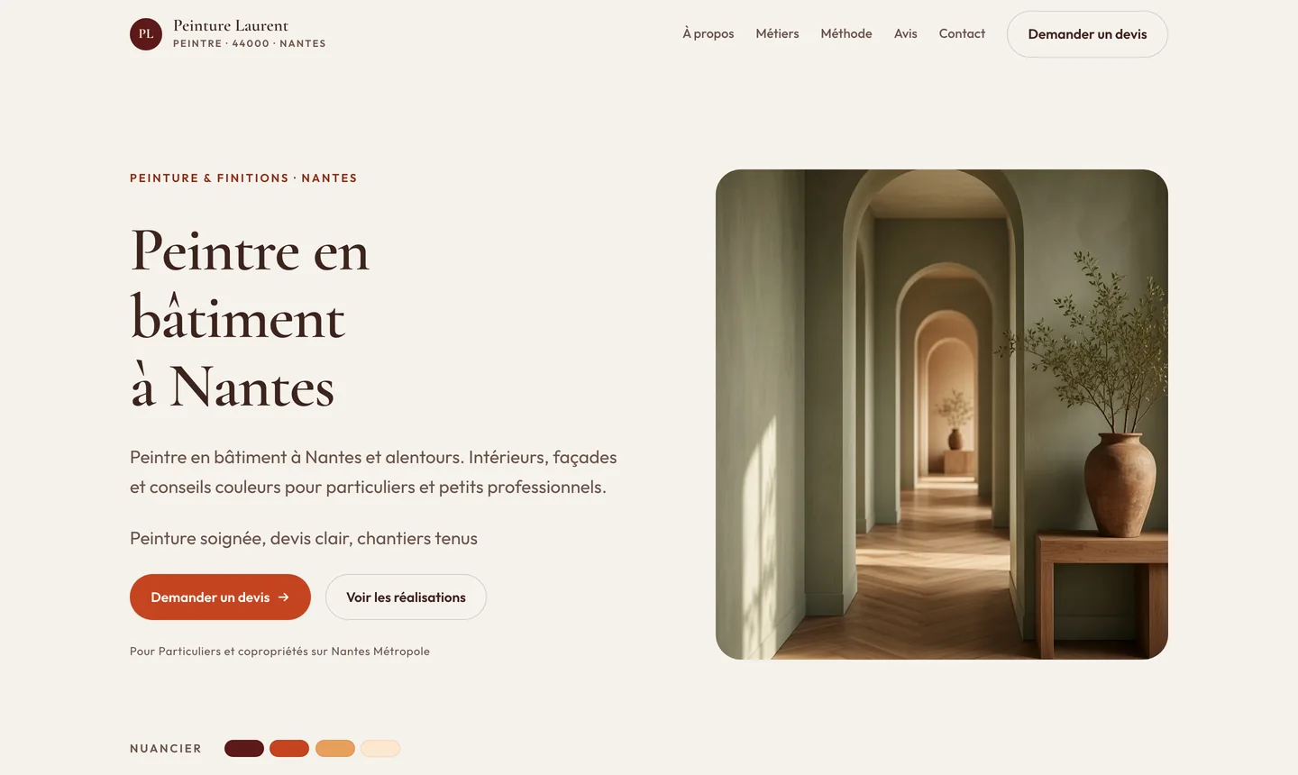 Haut de page du site Peinture Laurent : fond crème, titre métier et ville, photo d’un couloir aux arches peintes